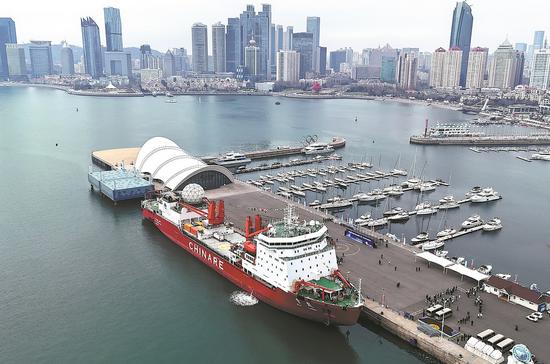 The polar icebreaker Xuelong docks in Qingdao, Shandong province, on Wednesday, marking the completion of China's 40th Antarctic expedition. (ZHANG JIN'GANG/FOR CHINA DAILY)