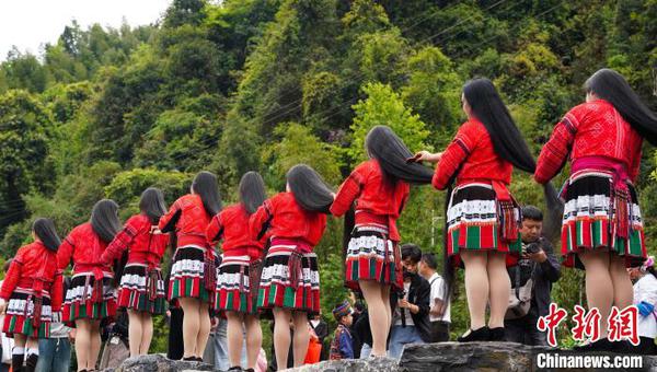 A coming-of-age ceremony for Hongyao girls is held in Guilin, Guangxi Zhuang Autonomous Region, April 11, 2024. (Photo/China News Service)