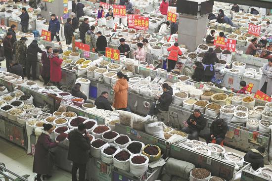 A view of a traditional Chinese herbal medicine market in Bozhou, Anhui province. (ZHANG YANLIN/FOR CHINA DAILY)