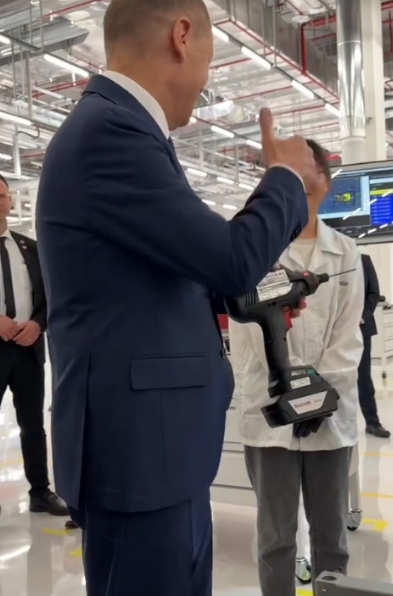 German chancellor Olaf Scholz gives a thumbs-up to the Chinese staff at a workshop during his visit to Southwest China's Chognqing, April 14, 2024. (Photo/Video screenshot)