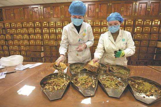 Pharmacists fill prescriptions at a hospital in Lianyungang, Jiangsu province. (ZHANG ZHENGYOU/FOR CHINA DAILY)