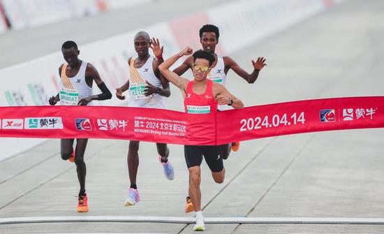 Chinese marathon runner suspected of stealing win calls himself victim amid investigations