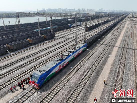 China's freight train 55066 with a record load capacity of 32,400 metric tons successfully completes a trial run along the Shuozhou-Huanghua railway in Cangzhou, north China's Hebei Province, April 20, 2024. (Photo/China News Service)