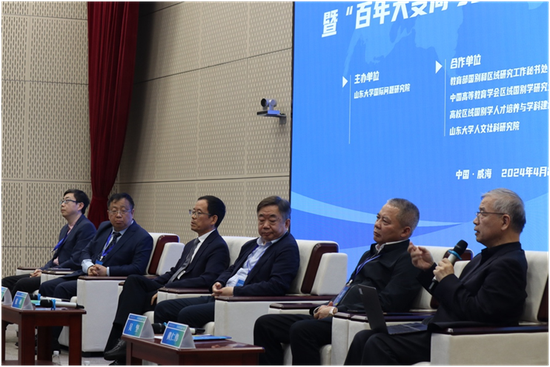 Huang Renwei speaks at the first discussion focusing on “Regional Studies under Profound Changes” (Photo: China New Service/Chen Tianhao)