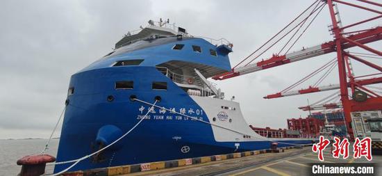 Lvshui 01, the world's first river-sea electric container ship, arrives at Shengdong Wharf of Yangshan Port in east China's Zhejiang Province, April 22, 2024. (Photo/China News Service)