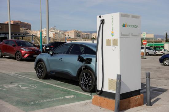 European carmakers call for more charging points