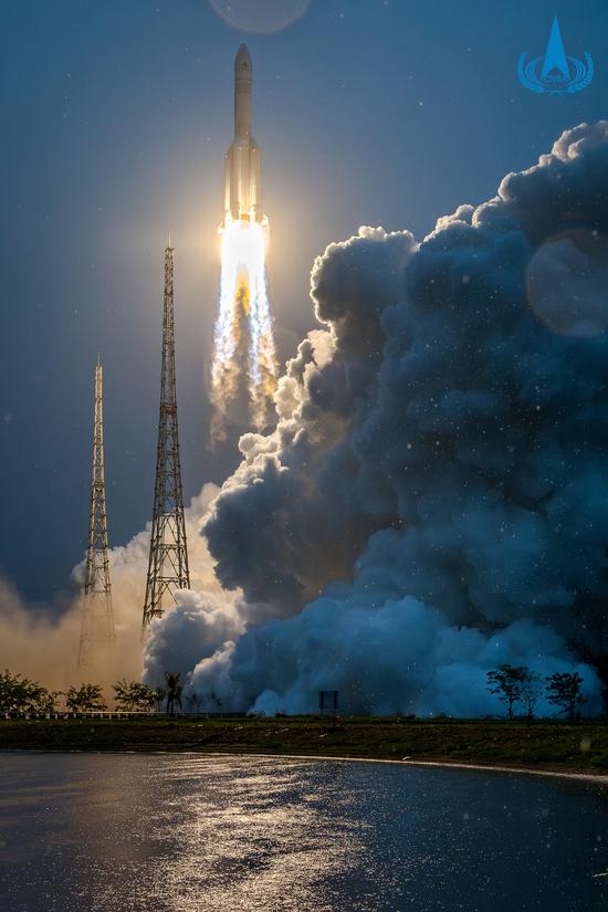 A Long March 5 heavy-lift rocket, carrying the Chang'e 6 robotic lunar probe, blasts off on Friday from the Wenchang Space Launch Center in Hainan province.  (Photo/China National Space Administration)