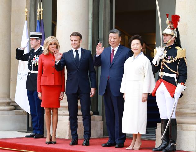 President Xi Jinping and his wife, Peng Liyuan, arrive at the Elysee Palace in Paris, France, on Monday, with French President Emmanuel Macron and his wife, Brigitte Macron, after a welcoming ceremony. (FENG YONGBIN/CHINA DAILY)