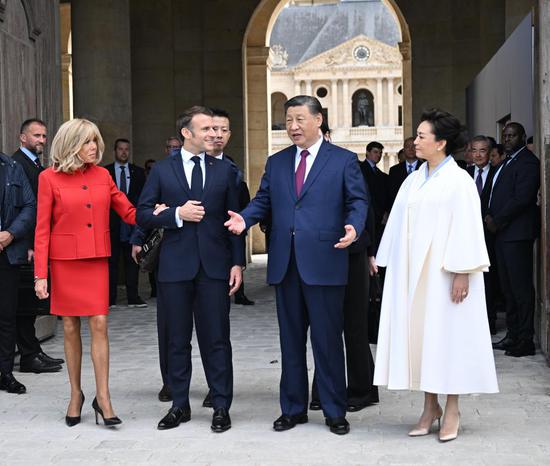 Xi attends welcome ceremony held by Macron