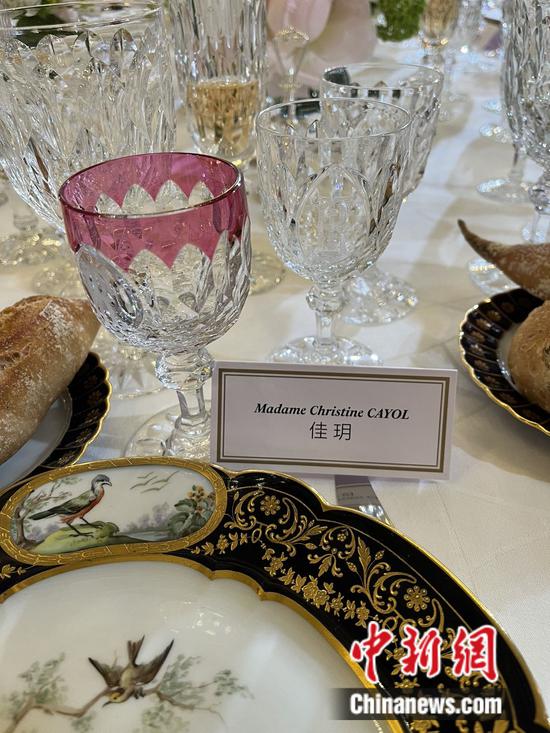 Photo shows the place card for Christine Cayol, vice president of Sino-French Cultural Forum, at a welcome banquet held by French President Emmanuel Macron and his wife Brigitte Macron at the Élysée Palace in Paris, May 6, 2024. Photo provided to China News Network)