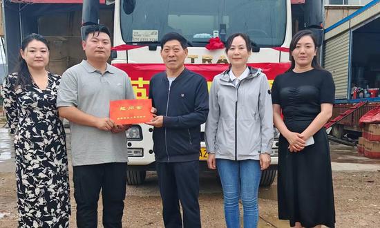 Individual praised for saving lives in highway cave-in accident