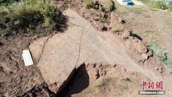 The discovery of the largest known deinonychosaur footprints in the world at the Longxiang site in Longyan, East China's Fujian Province, establishing a new ichnospecies named Fujianipus yingliangi. (Photo/China News Service)