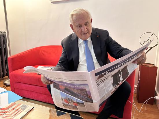 Former French prime minister Jean-Pierre Raffarin reads China Daily in an exclusive interview with the newspaper in Paris, France on Monday. (Wang Mingjie / China Daily)