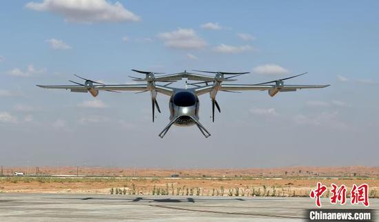China's 2-metric ton electric vertical takeoff and landing (eVTOL) aircraft completed its maiden flight in the United Arab Emirates (UAE), May 6, 2024. (Photo/China News Service)