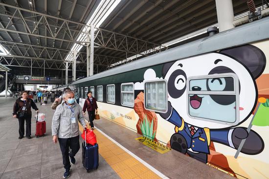 中国-老挝铁路上的“熊猫列车”在中国西南部首次亮相