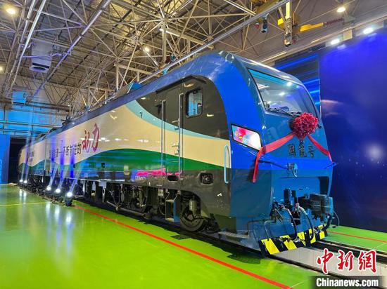 China's first intelligent heavy-haul electric locomotive officially rolled off the product line in Zhuzhou, Hunan Province, May 9, 2024. (Photo/China News Service)