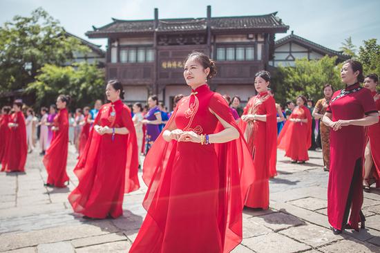 旗袍秀展现中国古老时尚的优雅
