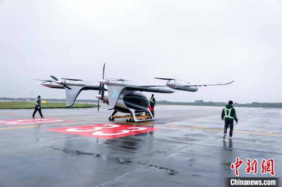A 2-metric ton electric vertical takeoff and landing (eVTOL) aircraft developed by AutoFlight, a Shanghai based company, completed its first test flight at Shanghai Pudong International Airport, May 13, 2024. (Photo/China News Service)