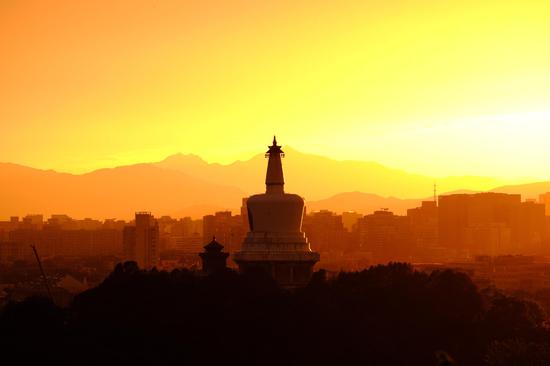 Stunning sunset glow illuminates Beijing sky