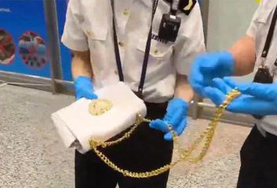 Guangdong customs intercept handbags with gold-chained straps weighing 800g