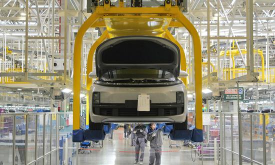 Chinese auto industry insider urges temporary tariff rate hikes on imported cars with large engines to meet 'dual carbon' goals