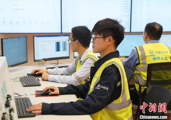 Staff members work at the main control room of the Longling-1, the world's first commercial onshore small modular reactor (SMR) located at the Changjiang Nuclear Power Plant in south China's Hainan Province, May 21, 2024. (Photo/China News Service)
