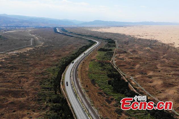 The middle section of the Baotou-Lanzhou Railway crossing the Tengger Desert. (Photo provided to China News Service)