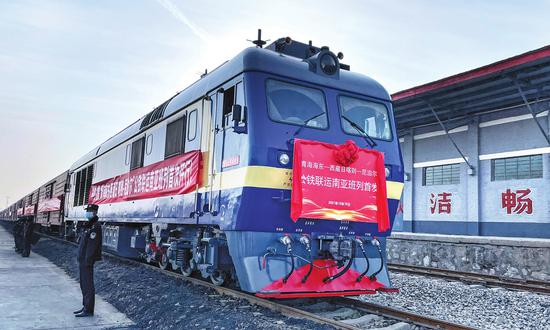 A train departs from Haidong in Qinghai Province on December 15, 2021 for Xigaze in China's Xizang Autonomous Region. Commodities onboard will have to be moved onto trucks on the China-Nepal border for further delivery to Nepal. (Photo/China News Service)

