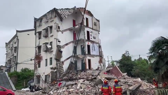 中国东部安徽省住宅楼倒塌，4人死亡，1人受伤