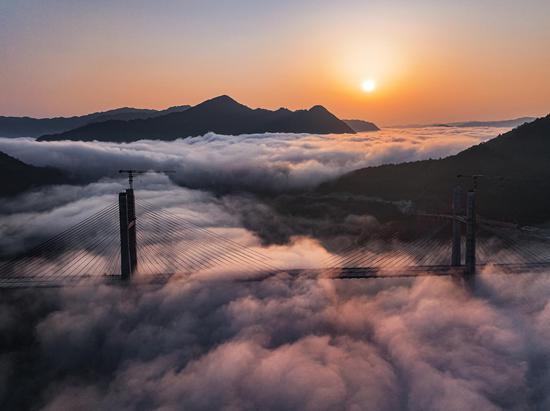 Nanmengxi Bridge emerges amid fairlyland-like clouds