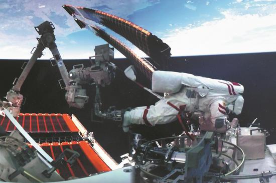 Shenzhou XVIII crew conducts 1st spacewalk