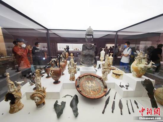 Visitors visited the exhibition "Tota Italia -- Origins of a Nation" at the National Museum of China in July 2022. (Photo: Du Jianpo/CHina News Service)