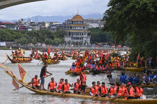 Dragon boat race sets world record in C China