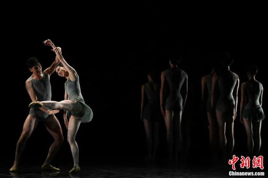 In October 2019, the National Ballet of China presented a fine ballet performance for the local people in Kunming, Yunnan Province. (Photo: Kang Ping/China News Service)