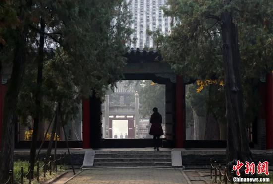 Tourists visit the The Mencius Temple in Zoucheng, Shandong Province. (Photo: Ren Haixia/China News Service)