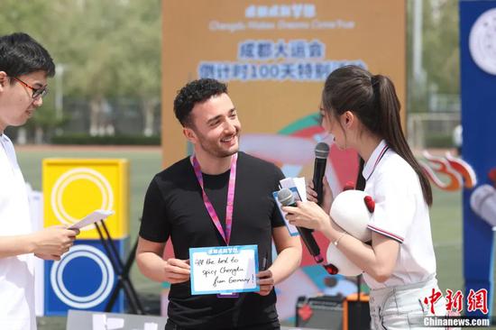 On April 19, 2023, a concert was held on the campus of Tsinghua University on Wednesday to mark the 100-day countdown to the 31st Summer World University Games. (Photo: Jiang Qiming/China News Service)