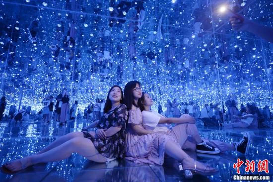 Young people enjoy their time in the "Star Museum". (Photo: Liu Wenhua/China News Service)