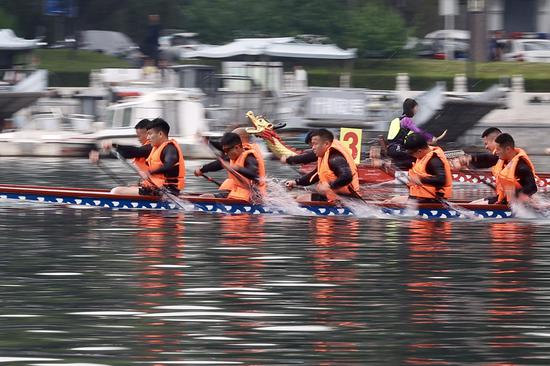 Beijing celebrates Dragon Boat Festival with race on Shichahai Lake