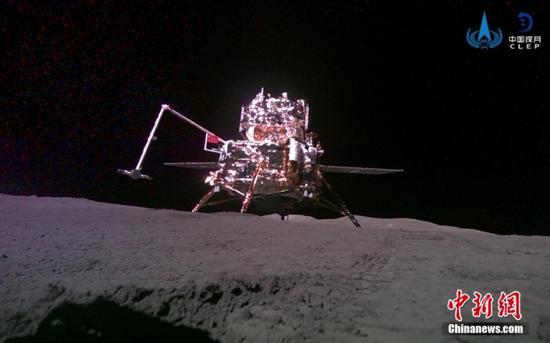 从月球远端采集的月球样本被转移到嫦娥六号返回舱