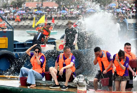 People from Taiwan Straits celebrate Dragon Boat Festival together on river