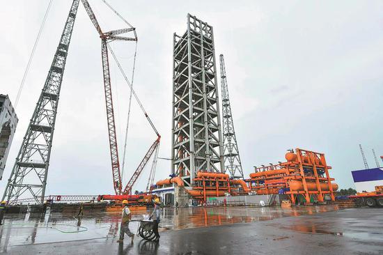Workers put the final touches on the second launch service tower at the Hainan International Commercial Aerospace Launch Center in Wenchang, Hainan province, on Thursday. (LUO YUNFEI/CHINA NEWS SERVICE)