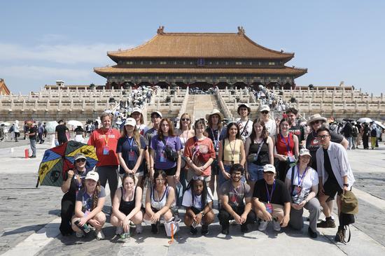 U.S. middle school students visit Palace Museum, Great Wall