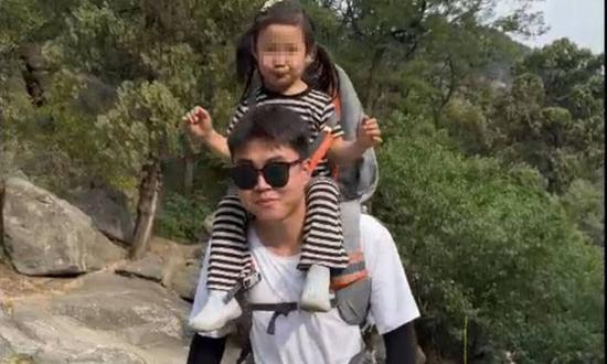 P.E. student bags new job after carrying child to climb Mount Tai in Shandong
