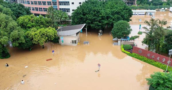 Guilin combats the city's most severe flooding since 1998