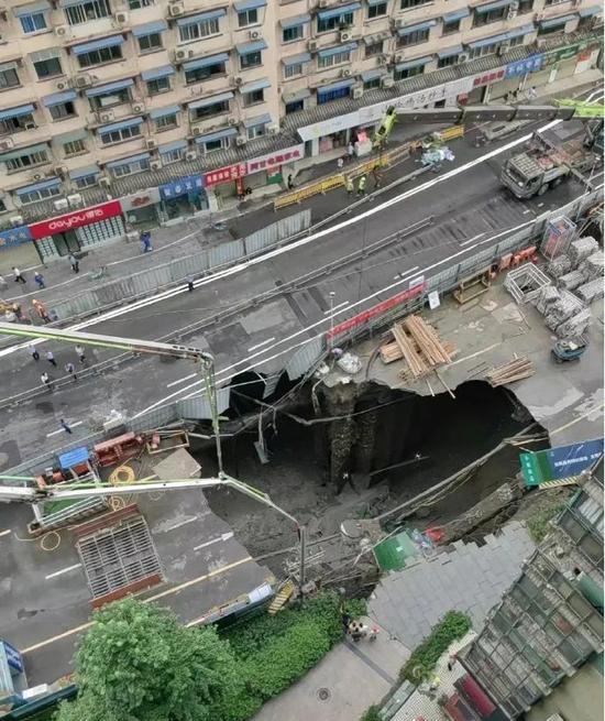 A road collapses near the construction site of the Metro Line 13 in Chengdu, Sichuan Province， June 21. (Photo: Nanfang Daily)