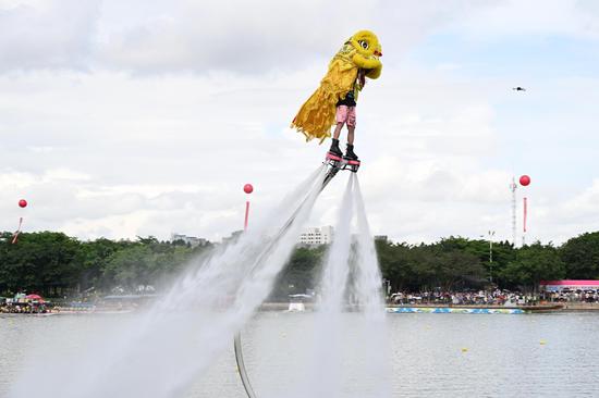 Lion dance on water cheers for dragon boat race