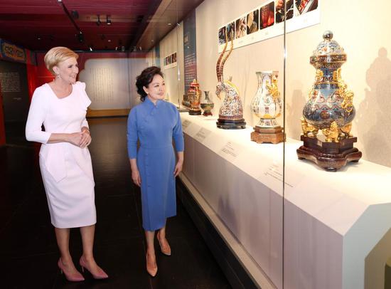 Peng Liyuan, Polish president's wife visit China's national center for performing arts