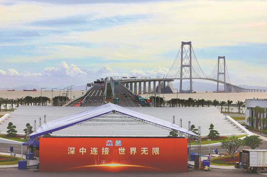 Staff members set up the venue for the opening ceremony of the Shenzhen-Zhongshan Link in Shenzhen, Guangdong province, on Thursday. The link is scheduled to hold its opening ceremony on Sunday morning, with trial operations commencing at 3 pm the same day. (PARKER ZHENG/CHINA DAILY)