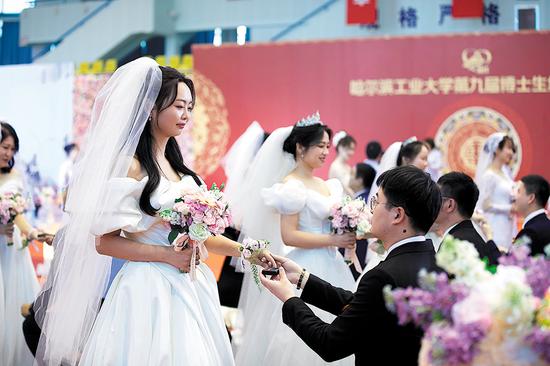 A group wedding is held at the Harbin Institute of Technology in Harbin, Heilongjiang province, on June 2. (Photo provided to CHINA DAILY)