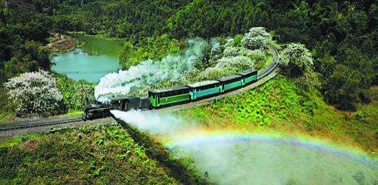 The Jiayang mini steam train running in Qianwei county, Sichuan province, has attracted tourists to the area. (Photo provided to CHINA DAILY)